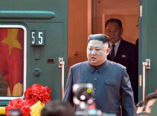 Dàn cận vệ chạy theo xe Chủ tịch Kim Jong-un rời ga Đồng Đăng ảnh 1