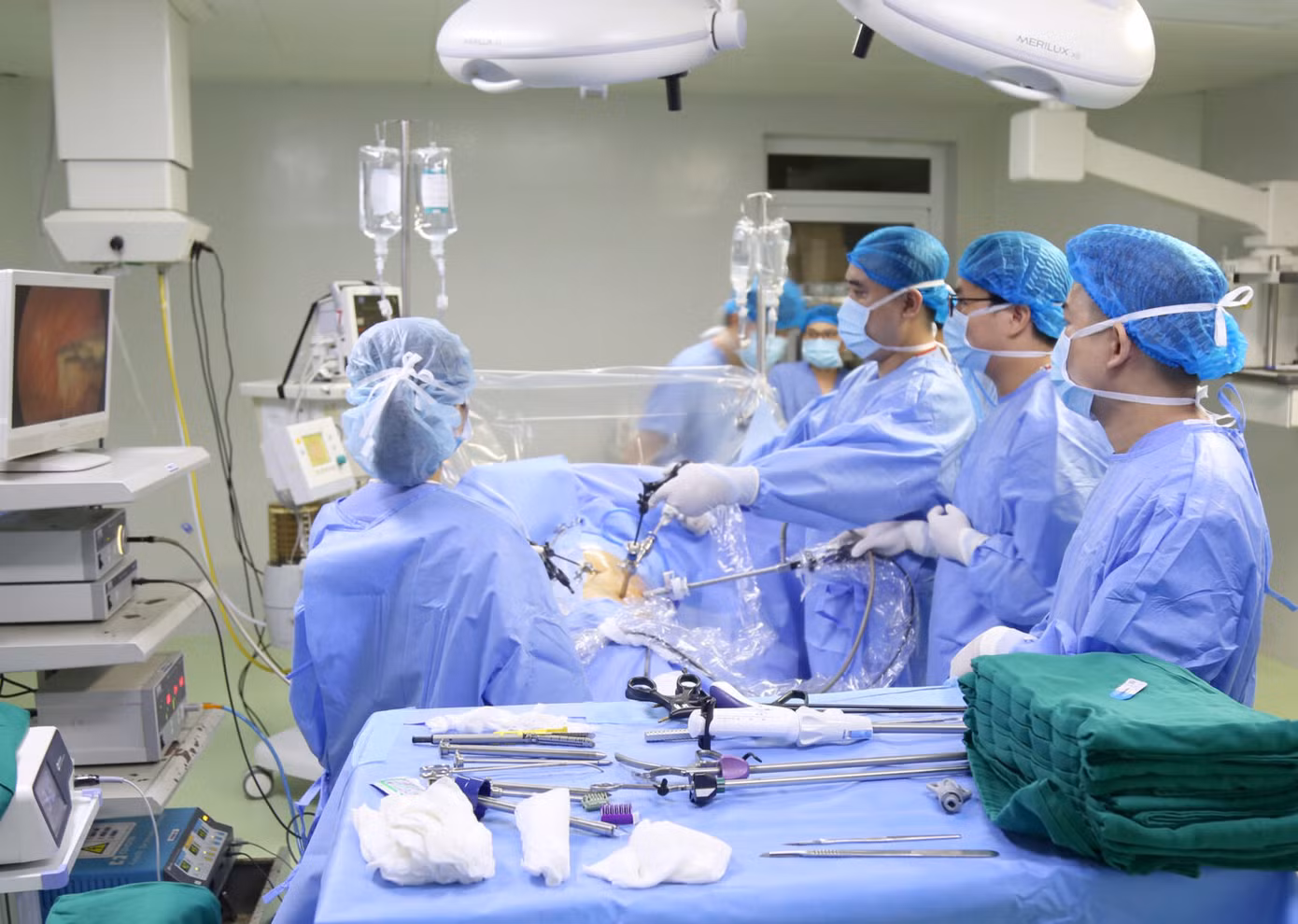 Hình ảnh phẫu thuật nội soi lấy thận ghép từ người mẹ. (Ảnh: BV Đa khoa tỉnh Phú Thọ)