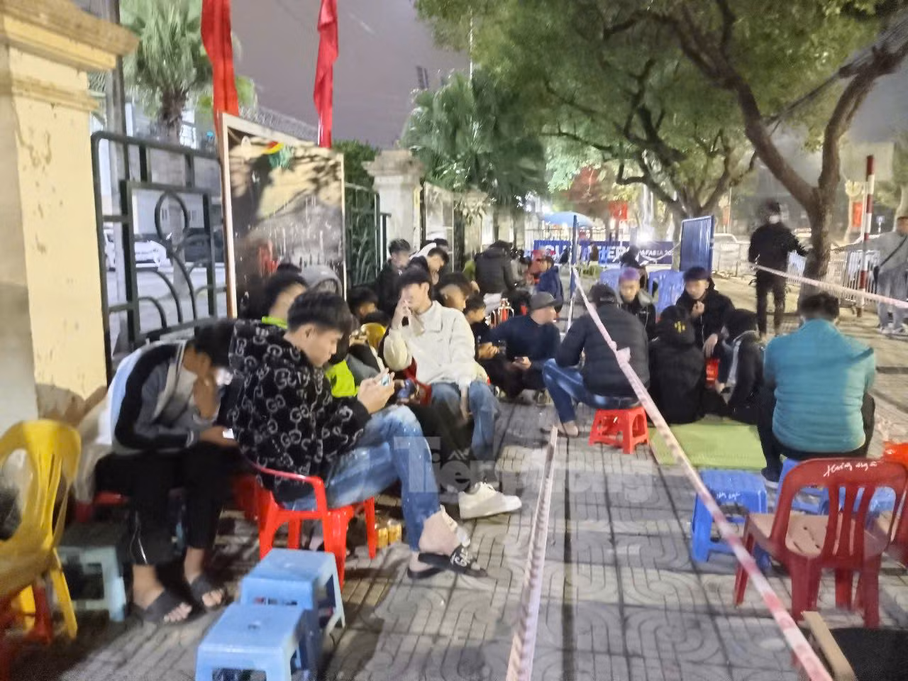Theo ghi nhận của PV, mặc dù ban tổ chức thông báo đúng 8h sáng ngày 12/12, vé mới chính thức được bán nhưng từ 22h giờ đêm đã có hàng trăm cổ động viên xếp hàng trước cửa nhà thi đấu TDTT tỉnh trên đường Hùng Vương (TP.Việt Trì, tỉnh Phú Thọ) để chờ mua vé.