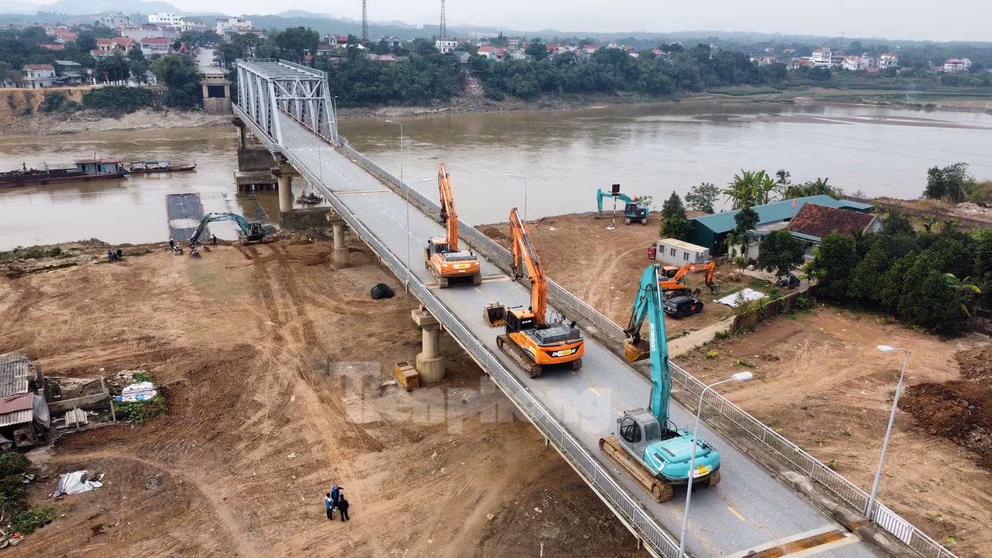 Theo ghi nhận của PV sáng ngày 17/12, các công nhân thuộc Tổng công ty xây dựng Trường Sơn (Binh đoàn 12) đang thực hiện tháo dỡ phần còn lại của cầu Phong Châu để chuẩn bị xây dựng cầu mới.