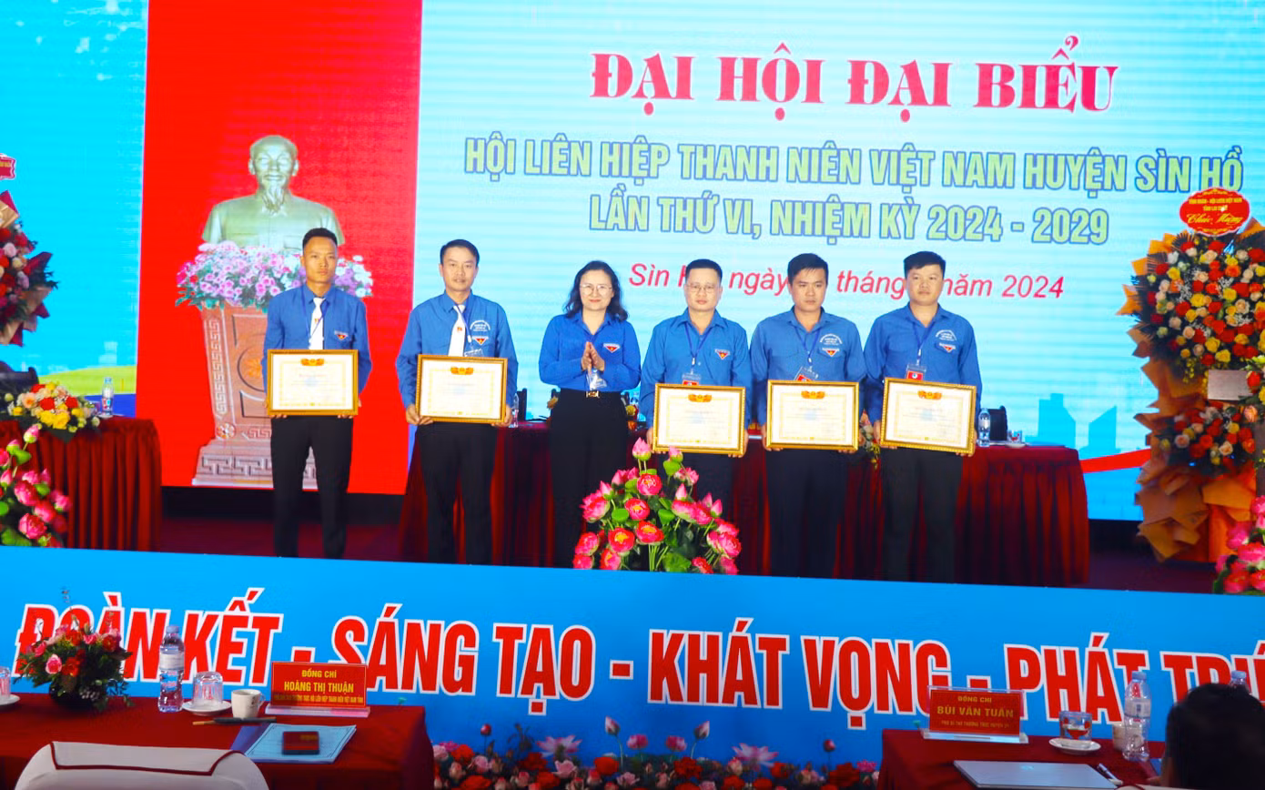 Chị Hoàng Thị Thuận - Phó Chủ tịch Hội LHTN Việt Nam tỉnh tặng Bằng khen của Hội LHTN Việt Nam tỉnh cho các tập thể có thành tích xuất sắc trong công tác Hội và phong trào thanh niên giai đoạn 2019-2024.