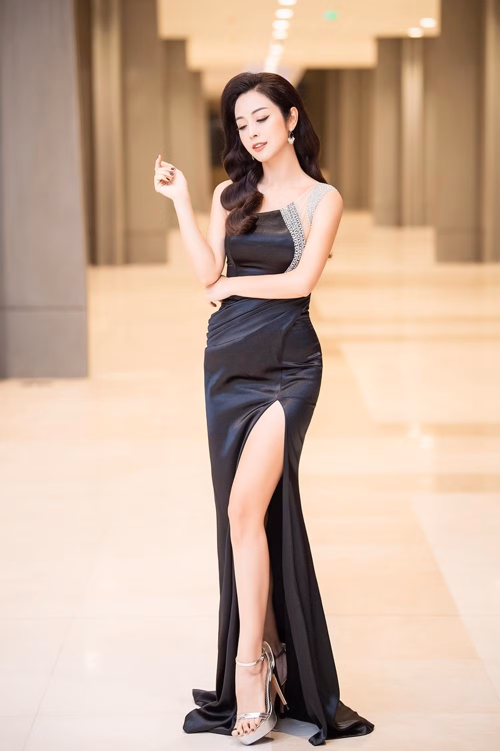 Hoa hậu Jennifer Phạm cũng không kém phần sắc sảo trong thiết kế đầm lụa đen, điểm xuyết bắt mắt với chi tiết đính pha lê sang trọng. Hoa hậu Jennifer Phạm cũng không kém phần sắc sảo trong thiết kế đầm lụa đen, điểm xuyết bắt mắt với chi tiết đính pha lê sang trọng.