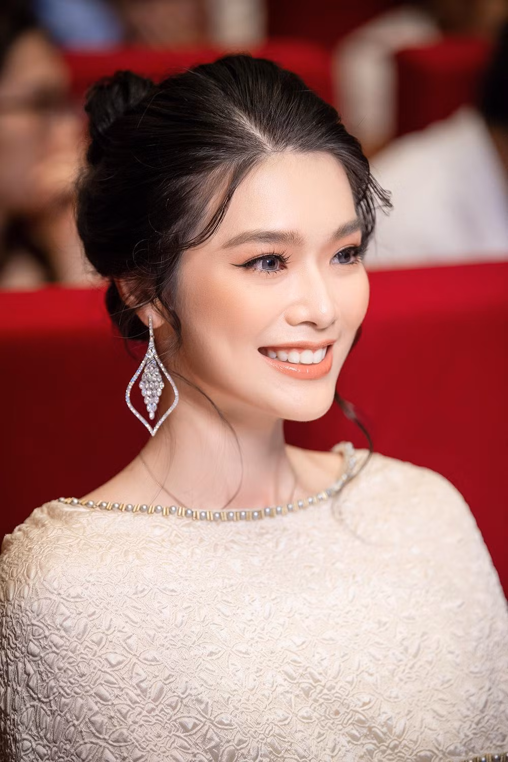 Người đẹp có mặt ở đêm diễn từ rất sớm để gặp gỡ và giao lưu cùng các fan hâm mộ sắc đẹp tại đây. Pricilia Carla Yules đã diện 2 thiết kế mang từ quê nhà, trong đó có 1 bộ váy được lấy cảm hứng từ văn hóa Indonesia. Người đẹp có mặt ở đêm diễn từ rất sớm để gặp gỡ và giao lưu cùng các fan hâm mộ sắc đẹp tại đây. Pricilia Carla Yules đã diện 2 thiết kế mang từ quê nhà, trong đó có 1 bộ váy được lấy cảm hứng từ văn hóa Indonesia.