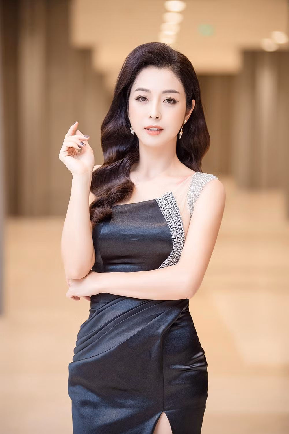 Sau nhiều năm gia nhập showbiz, Jennifer Phạm vẫn giữ được sắc vóc đáng ngưỡng mộ. Sau nhiều năm gia nhập showbiz, Jennifer Phạm vẫn giữ được sắc vóc đáng ngưỡng mộ.