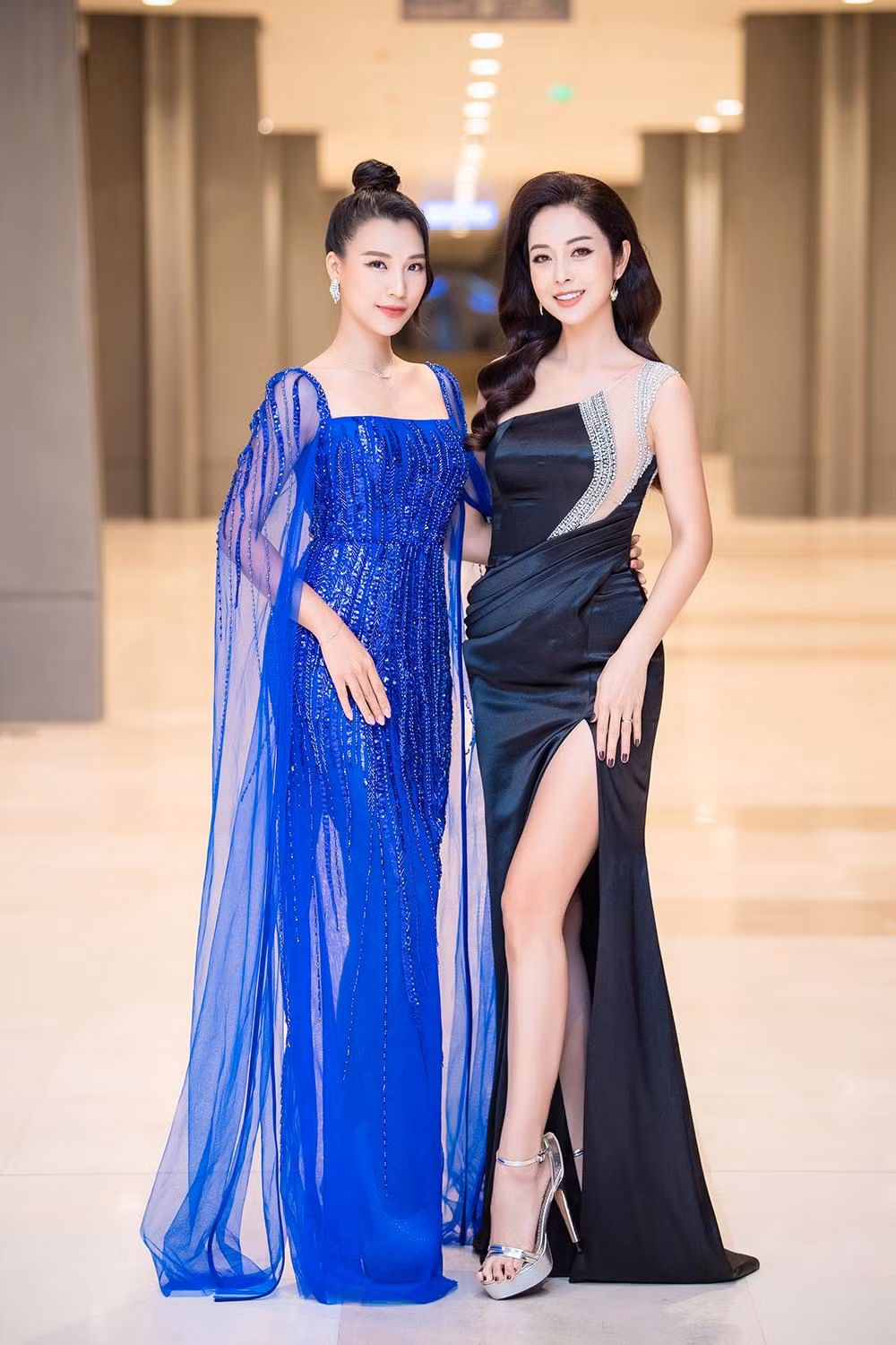 Hoàng Oanh khoe sắc lộng lẫy, gợi cảm bên Jennifer Phạm. Hoàng Oanh khoe sắc lộng lẫy, gợi cảm bên Jennifer Phạm.