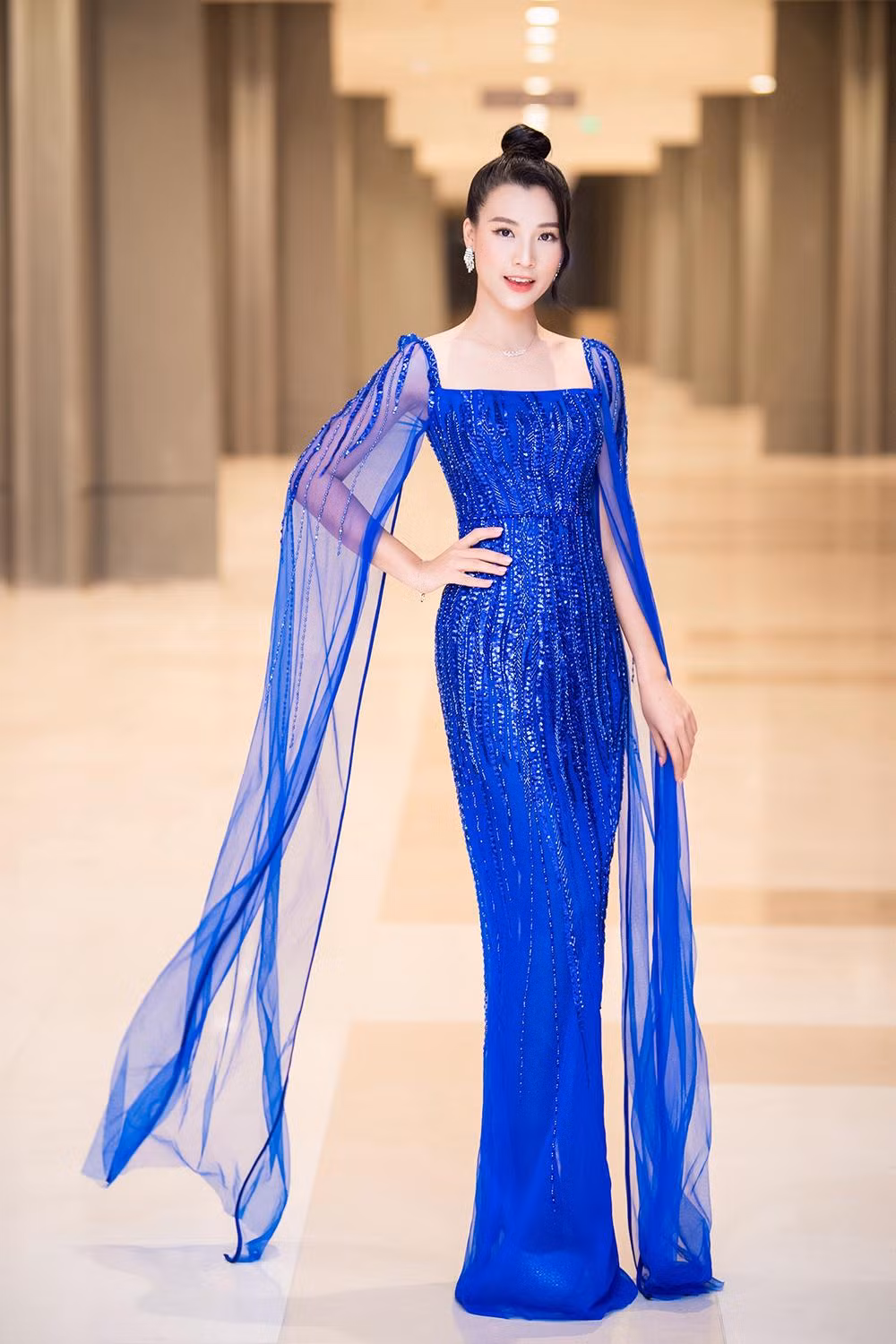 Á hậu Hoàng Oanh khoe nhan sắc mặn mà của “bà mẹ một con” khi diện bộ đầm dạ hội tông xanh rực rỡ, chất liệu bay bổng đầy quyến rũ. Á hậu Hoàng Oanh khoe nhan sắc mặn mà của “bà mẹ một con” khi diện bộ đầm dạ hội tông xanh rực rỡ, chất liệu bay bổng đầy quyến rũ.