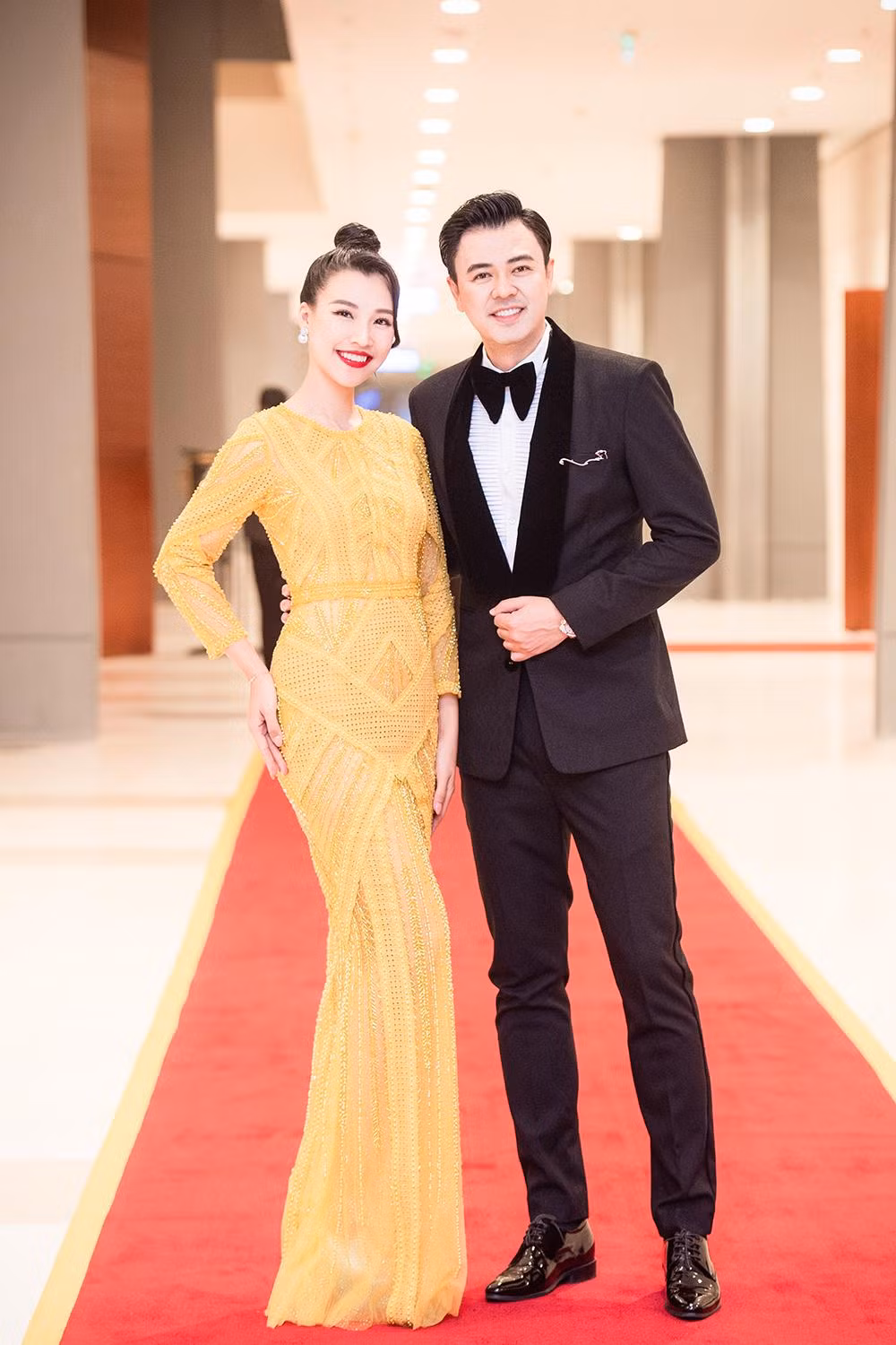 Hoàng Oanh sánh vai bên MC Tuấn Tú trong vai trò dẫn chương trình. Hoàng Oanh sánh vai bên MC Tuấn Tú trong vai trò dẫn chương trình.