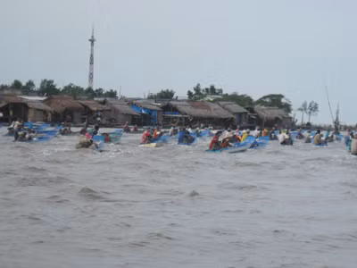 Bãi biển bị cày nát bởi hàng ngàn người cào nghêu nườm nượp đổ về Ảnh: Tiến Hưng. Bãi biển bị cày nát bởi hàng ngàn người cào nghêu nườm nượp đổ về Ảnh: Tiến Hưng