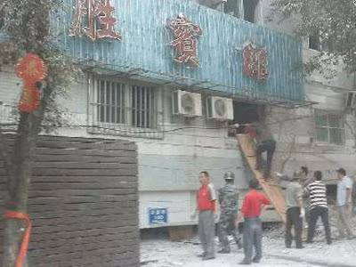 Mọi người đang nỗ lực giải cứu những nạn nhân bị kẹt lại trong ngôi nhà sập do hậu quả trận động đất.