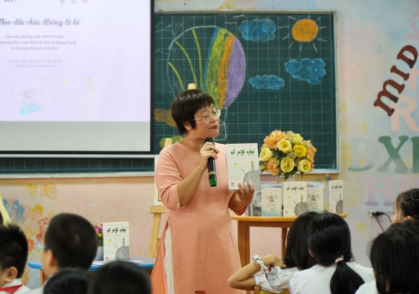 Bà Hoa Phượng giới thiệu phiên bản tiếng Chăm của Hoàng tử bé. Bà Hoa Phượng giới thiệu phiên bản tiếng Chăm của Hoàng tử bé.