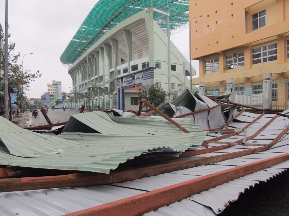 Mái nhà kiên cố bị cuốn rơi xuống đất