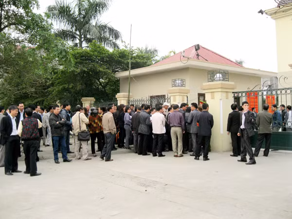 Nhiều người được mời tới phiên tòa đều được kiểm tra từ ngoài cổng TAND TP Hải Phòng