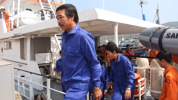 Cứu hộ thành công tàu cá bị nạn ở Hoàng Sa ảnh 3