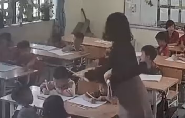 Cô giáo H. có hành vi dùng thước gõ nhiều lần vào đầu trẻ lớp 1 (ảnh cắt từ clip)