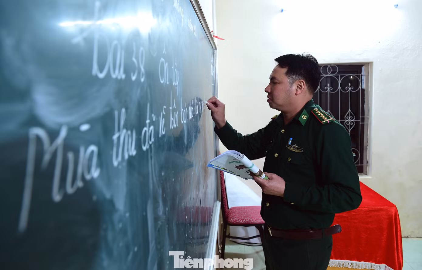 "Thầy giáo quân hàm xanh" Lò Văn Thoại (SN 1981, dân tộc Lào) hiện là Đại uý quân nhân chuyên nghiệp, công tác tại đội Vận động quần chúng, Đồn Biên phòng Nậm Lạnh, Bộ đội Biên phòng tỉnh Sơn La. Anh Thoại đã có hơn 20 năm làm công tác vận động, buổi tối đi dạy lớp xoá mù chữ. Ảnh: Xuân Tùng