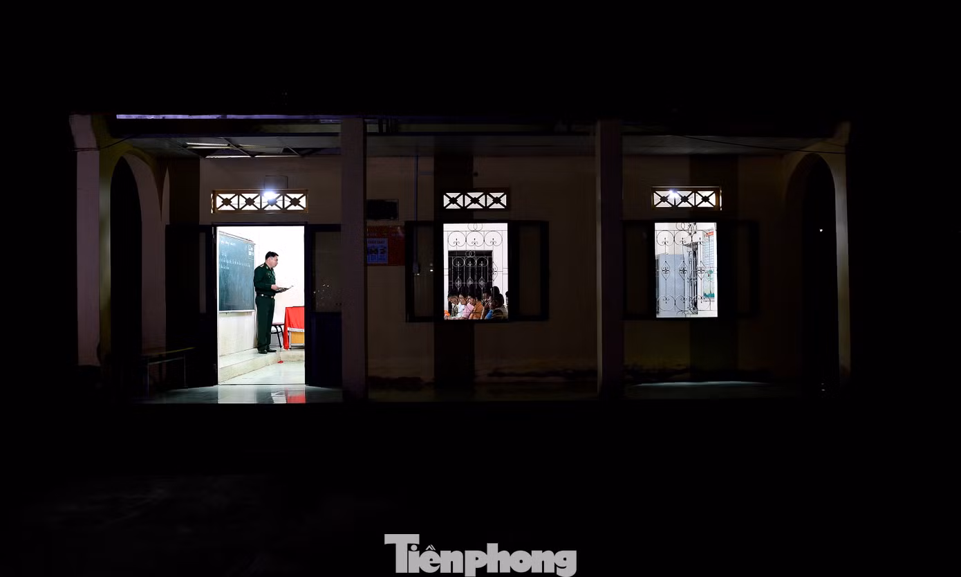Lớp xóa mù chữ của "thầy giáo quân hàm xanh" Lò Văn Thoại là một căn phòng trong điểm trường tiểu học. Lớp học diễn ra hoàn toàn buổi tối, từ 19 giờ đến hơn 21 giờ, được đồng đội và bà con gọi thân thương là lớp "bình dân học vụ". Trong lớp học ấy, giáo viên đứng lớp nghiêm chỉnh trong bộ quân phục. Ảnh: Xuân Tùng