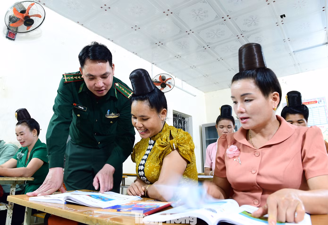 Anh Thoại cho hay: “Với phương châm cùng ăn, cùng ở, cùng làm, cùng nói tiếng dân tộc, tôi đã không quản ngại khó khăn, tích cực nghiên cứu tài liệu, phương pháp giảng dạy sao cho phù hợp”. Ảnh: Xuân Tùng