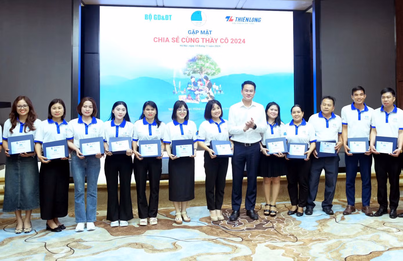 Anh Nguyễn Kim Quy - Ủy viên Ban Thường vụ T.Ư Đoàn, Phó Chủ tịch thường trực T.Ư Hội LHTN Việt Nam trao sổ tiết kiệm, quà các giáo viên. Anh Nguyễn Kim Quy - Ủy viên Ban Thường vụ T.Ư Đoàn, Phó Chủ tịch thường trực T.Ư Hội LHTN Việt Nam trao sổ tiết kiệm, quà các giáo viên.