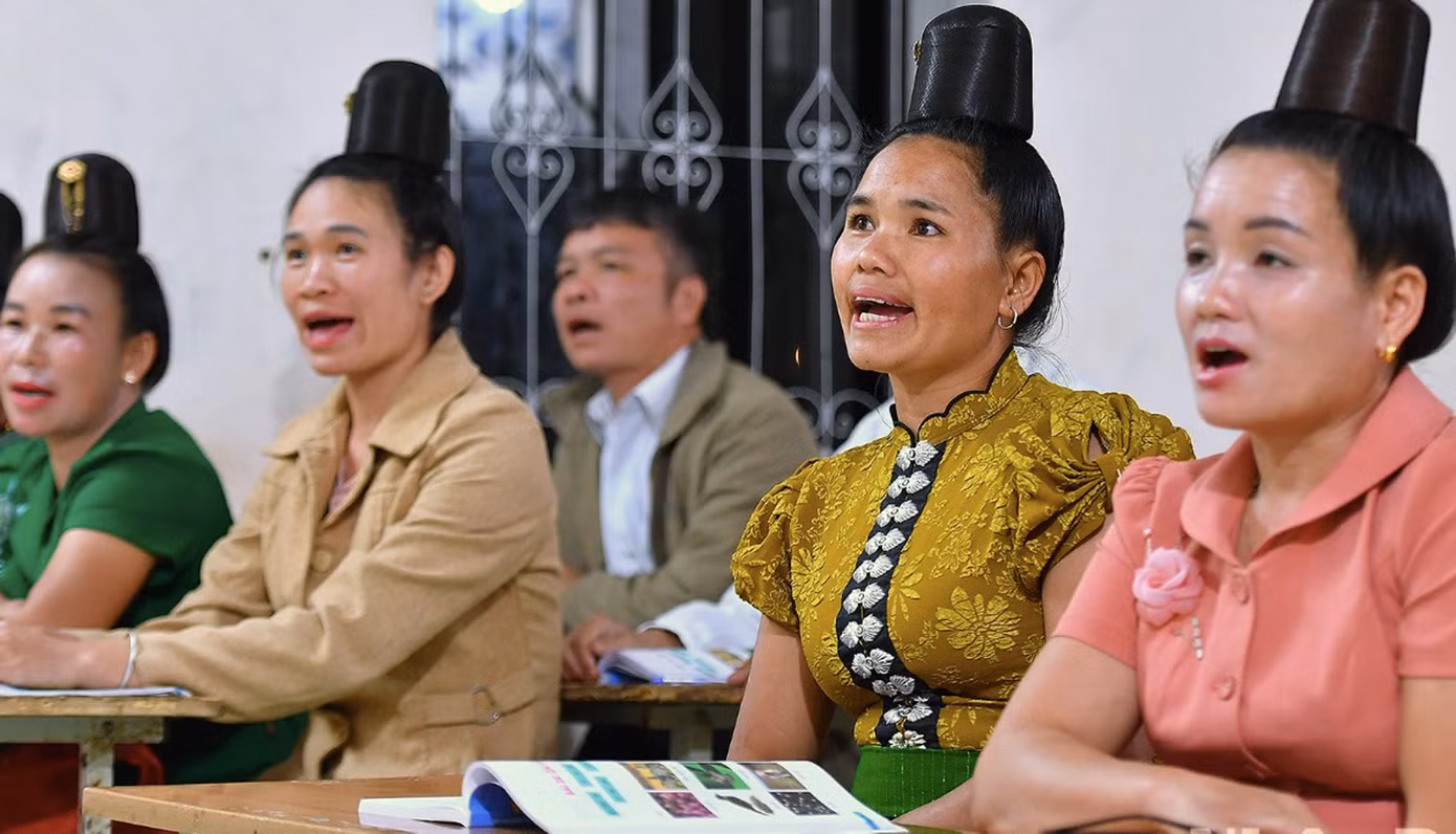 Học sinh của lớp là bà con các dân tộc Mông, Thái, Lào… chưa từng cắp sách đi học hoặc con chữ “rơi rụng” theo năm tháng bươn chải mưu sinh. Không ít người đã có cháu nội, cháu ngoại vẫn chăm chỉ đến lớp, nheo đôi mắt về phía bục giảng chăm chú nghe giáo viên giảng bài. Ảnh: Xuân Tùng Học sinh của lớp là bà con các dân tộc Mông, Thái, Lào… chưa từng cắp sách đi học hoặc con chữ “rơi rụng” theo năm tháng bươn chải mưu sinh. Không ít người đã có cháu nội, cháu ngoại vẫn chăm chỉ đến lớp, nheo đôi mắt về phía bục giảng chăm chú nghe giáo viên giảng bài. Ảnh: Xuân Tùng