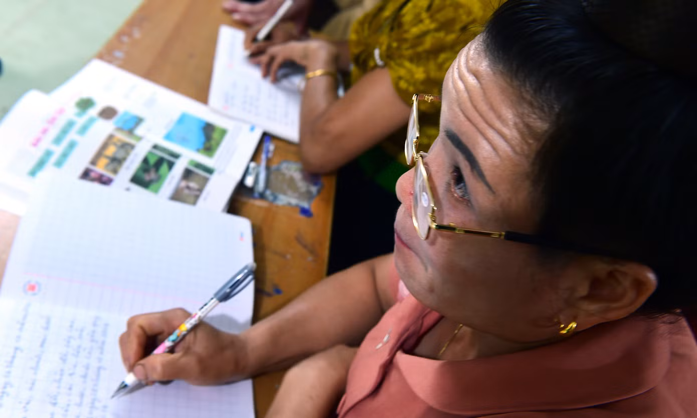 Theo anh Thoại, những buổi đầu tiên lên lớp, anh gặp không ít khó khăn vì học viên lâu rồi không cầm bút, với nhiều lứa tuổi khác nhau, đôi khi phải cầm tay học viên viết những nét chữ ê, a...đặc biệt là học ghép chữ, ghép vần. Ảnh: Xuân Tùng Theo anh Thoại, những buổi đầu tiên lên lớp, anh gặp không ít khó khăn vì học viên lâu rồi không cầm bút, với nhiều lứa tuổi khác nhau, đôi khi phải cầm tay học viên viết những nét chữ ê, a...đặc biệt là học ghép chữ, ghép vần. Ảnh: Xuân Tùng
