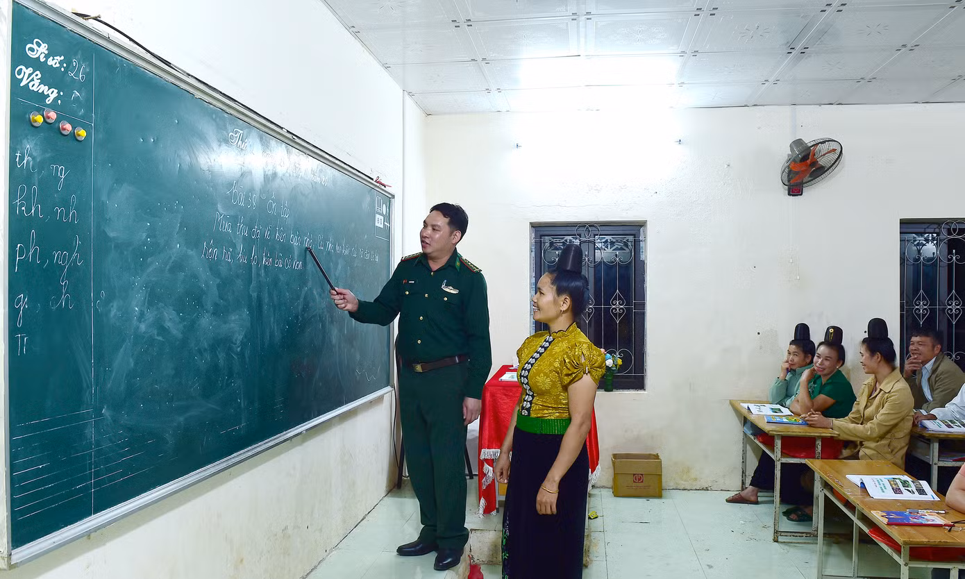 Với những đóng góp tích cực trong công tác vận động quần chúng và xoá mù chữ, Đại úy Lò Văn Thoại được nhận nhiều giấy khen của Sở GD&ĐT Sơn La; đạt danh hiệu Chiến sĩ tiên tiến của Bộ đội Biên phòng tỉnh Sơn La. Anh là một trong số 60 gương được tuyên dương trong chương trình "Chia sẻ cùng thầy cô" năm 2024 do T.Ư Hội LHTN Việt Nam, Bộ GD&ĐT và Tập đoàn Thiên Long phối hợp tổ chức. Ảnh: Xuân Tùng Với những đóng góp tích cực trong công tác vận động quần chúng và xoá mù chữ, Đại úy Lò Văn Thoại được nhận nhiều giấy khen của Sở GD&ĐT Sơn La; đạt danh hiệu Chiến sĩ tiên tiến của Bộ đội Biên phòng tỉnh Sơn La. Anh là một trong số 60 gương được tuyên dương trong chương trình "Chia sẻ cùng thầy cô" năm 2024 do T.Ư Hội LHTN Việt Nam, Bộ GD&ĐT và Tập đoàn Thiên Long phối hợp tổ chức. Ảnh: Xuân Tùng