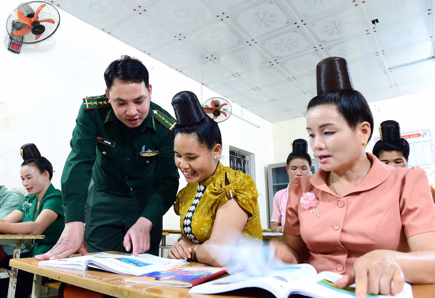 Anh Thoại cho hay: “Với phương châm cùng ăn, cùng ở, cùng làm, cùng nói tiếng dân tộc, tôi đã không quản ngại khó khăn, tích cực nghiên cứu tài liệu, phương pháp giảng dạy sao cho phù hợp”. Ảnh: Xuân Tùng Anh Thoại cho hay: “Với phương châm cùng ăn, cùng ở, cùng làm, cùng nói tiếng dân tộc, tôi đã không quản ngại khó khăn, tích cực nghiên cứu tài liệu, phương pháp giảng dạy sao cho phù hợp”. Ảnh: Xuân Tùng