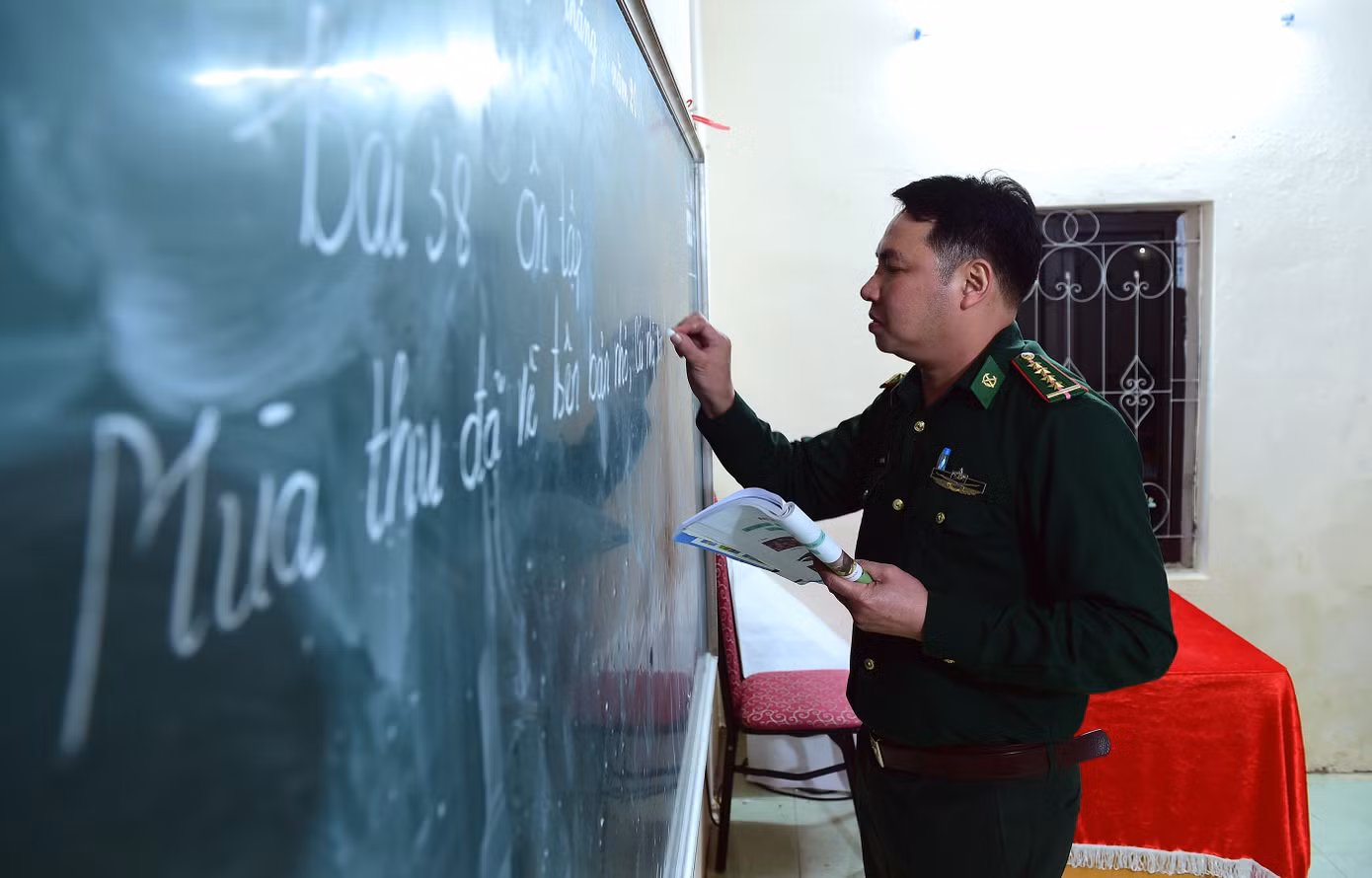 "Thầy giáo quân hàm xanh" Lò Văn Thoại (SN 1981, dân tộc Lào) hiện là Đại uý quân nhân chuyên nghiệp, công tác tại đội Vận động quần chúng, Đồn Biên phòng Nậm Lạnh, Bộ đội Biên phòng tỉnh Sơn La. Anh Thoại đã có hơn 20 năm làm công tác vận động, buổi tối đi dạy lớp xoá mù chữ. Ảnh: Xuân Tùng "Thầy giáo quân hàm xanh" Lò Văn Thoại (SN 1981, dân tộc Lào) hiện là Đại uý quân nhân chuyên nghiệp, công tác tại đội Vận động quần chúng, Đồn Biên phòng Nậm Lạnh, Bộ đội Biên phòng tỉnh Sơn La. Anh Thoại đã có hơn 20 năm làm công tác vận động, buổi tối đi dạy lớp xoá mù chữ. Ảnh: Xuân Tùng