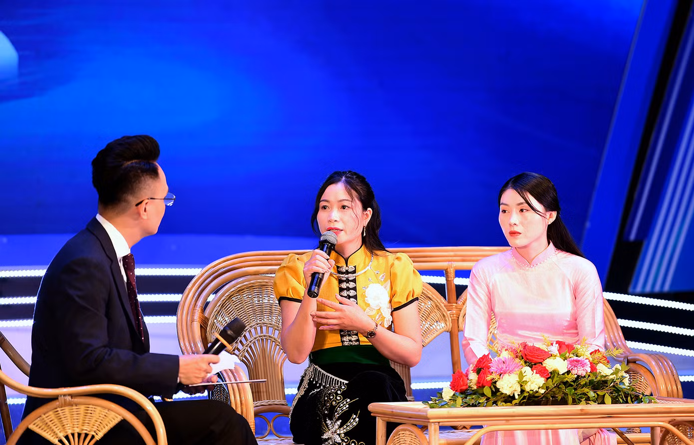 Cô Quang Thị Xuân giao lưu tại chương trình tuyên dương tối 15/11. Ảnh: Xuân Tùng