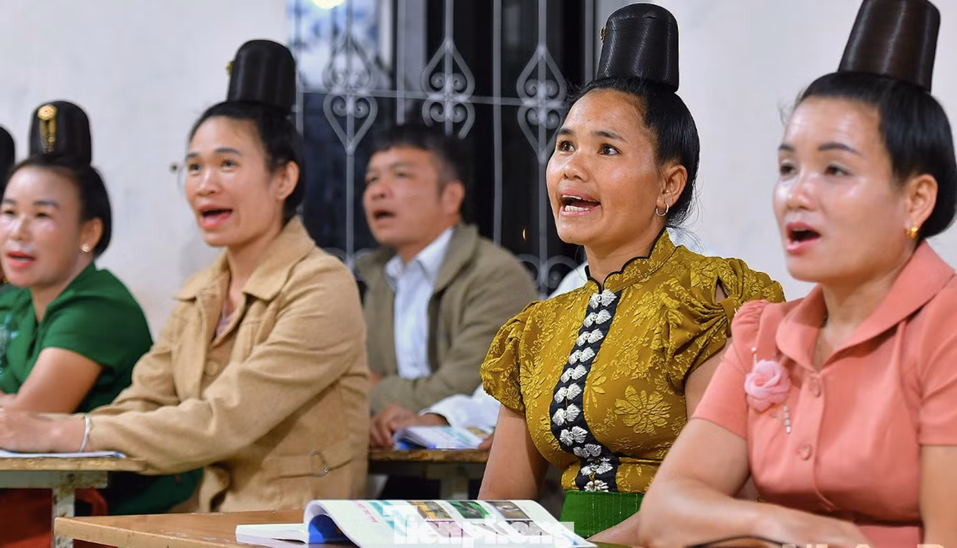 Học sinh của lớp là bà con các dân tộc Mông, Thái, Lào… chưa từng cắp sách đi học hoặc con chữ “rơi rụng” theo năm tháng bươn chải mưu sinh. Không ít người đã có cháu nội, cháu ngoại vẫn chăm chỉ đến lớp, nheo đôi mắt về phía bục giảng chăm chú nghe giáo viên giảng bài. Ảnh: Xuân Tùng