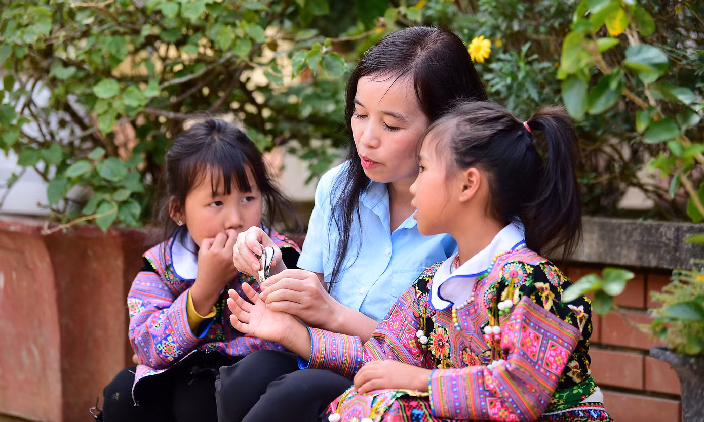 Cô Hằng hỗ trợ, hướng dẫn các em học sinh giữ gìn vệ sinh cá nhân; chăm lo giấc ngủ cho các em học sinh nhà xa ở lại trường buổi trưa. Ảnh: Xuân Tùng Cô Hằng hỗ trợ, hướng dẫn các em học sinh giữ gìn vệ sinh cá nhân; chăm lo giấc ngủ cho các em học sinh nhà xa ở lại trường buổi trưa. Ảnh: Xuân Tùng