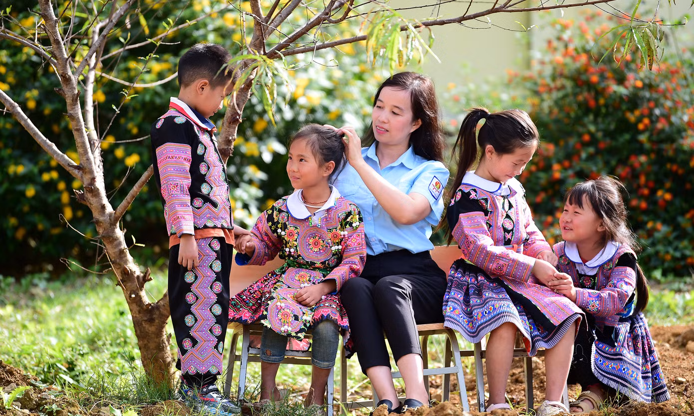 Cô Hằng hỗ trợ, hướng dẫn các em học sinh giữ gìn vệ sinh cá nhân; chăm lo giấc ngủ cho các em học sinh nhà xa ở lại trường buổi trưa. Ảnh: Xuân Tùng Cô Hằng hỗ trợ, hướng dẫn các em học sinh giữ gìn vệ sinh cá nhân; chăm lo giấc ngủ cho các em học sinh nhà xa ở lại trường buổi trưa. Ảnh: Xuân Tùng