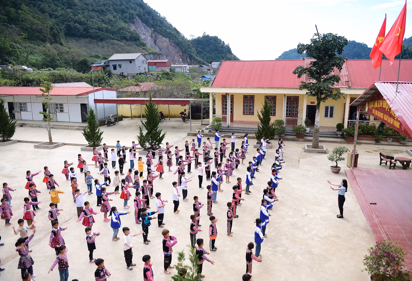Cô Vì Thị Hằng là giáo viên kiêm Tổng phụ trách Đội, trường Tiểu học Lóng Luông. Ảnh: Xuân Tùng Cô Vì Thị Hằng là giáo viên kiêm Tổng phụ trách Đội, trường Tiểu học Lóng Luông. Ảnh: Xuân Tùng