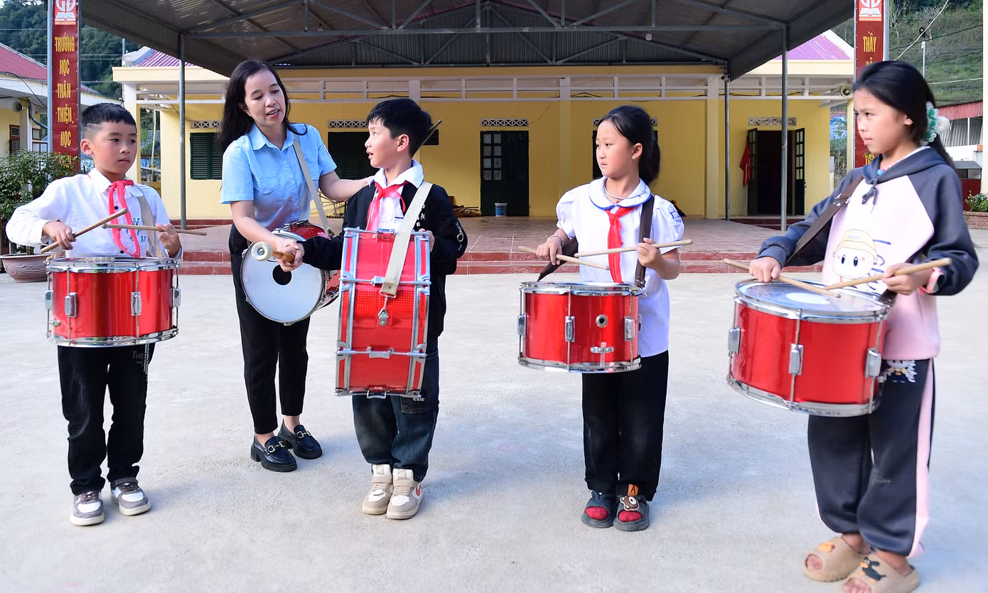 Cô Hằng hướng dẫn các em trong đội trống của trường. Ảnh: Xuân Tùng Cô Hằng hướng dẫn các em trong đội trống của trường. Ảnh: Xuân Tùng