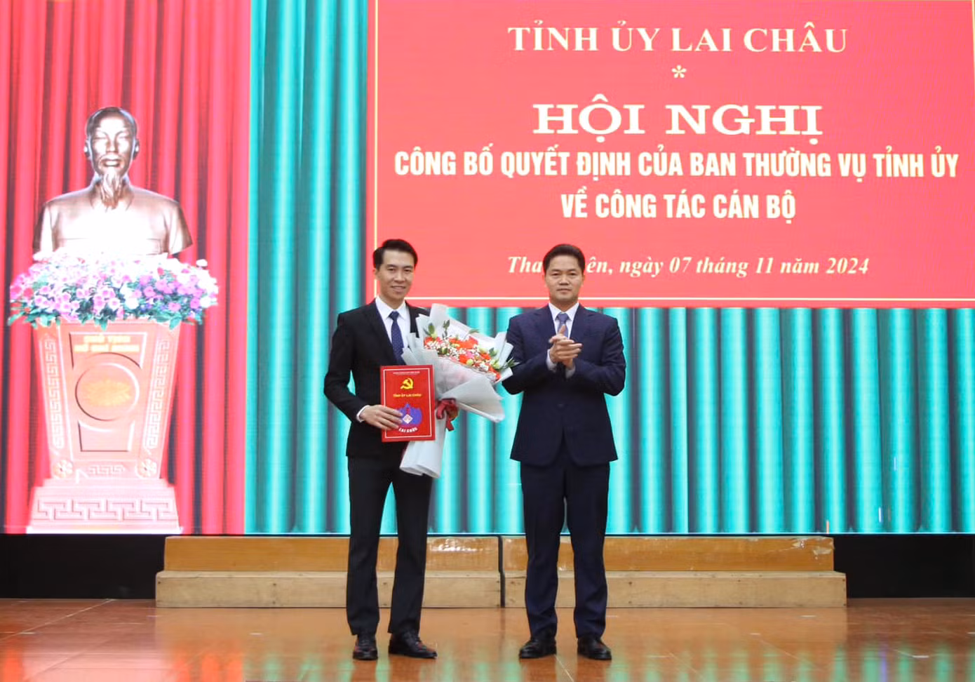 Phó Bí thư Thường trực Tỉnh ủy Lai Châu Vũ Mạnh Hà trao quyết định, tặng hoa chúc mừng anh Lò Minh Hiếu. Ảnh: TĐLC Phó Bí thư Thường trực Tỉnh ủy Lai Châu Vũ Mạnh Hà trao quyết định, tặng hoa chúc mừng anh Lò Minh Hiếu. Ảnh: TĐLC