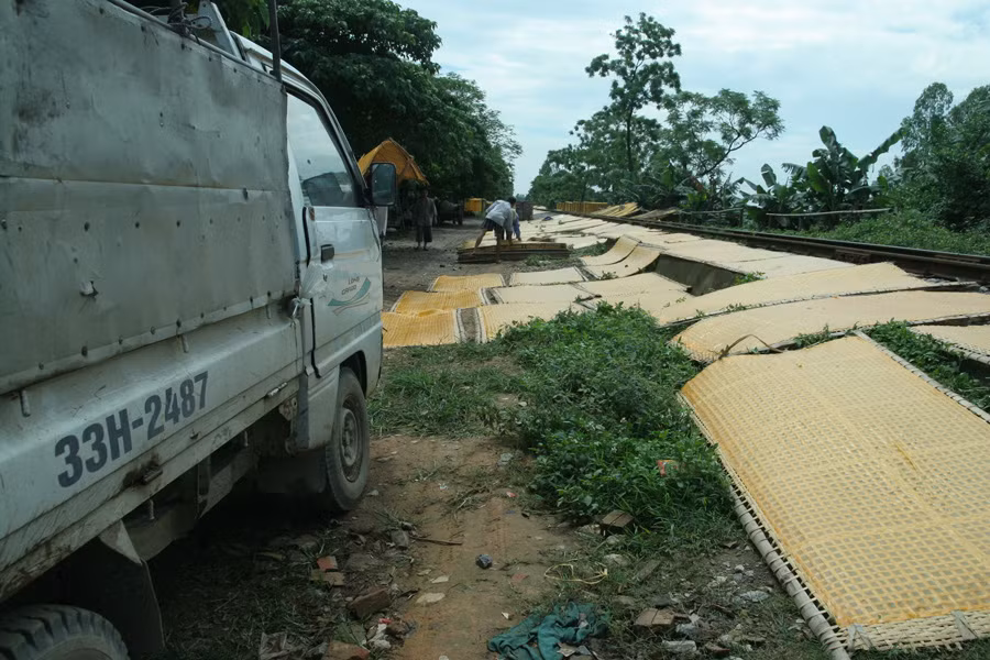 Có thể chỗ phơi miến là ngay bãi ô tô đầy bụi bặm