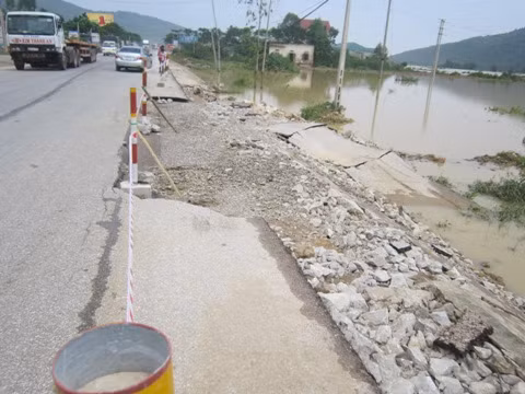Mưa lũ gây sạt lở nhiều tuyến đường. Mưa lũ gây sạt lở nhiều tuyến đường