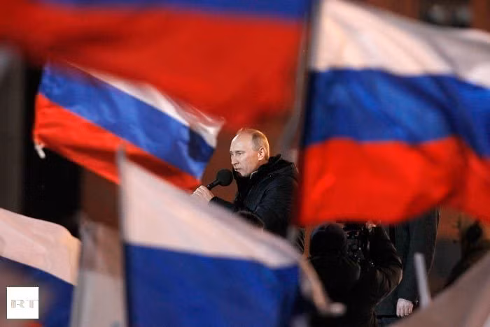 Thủ tướng Putin dưới rừng cờ. Ảnh: RT