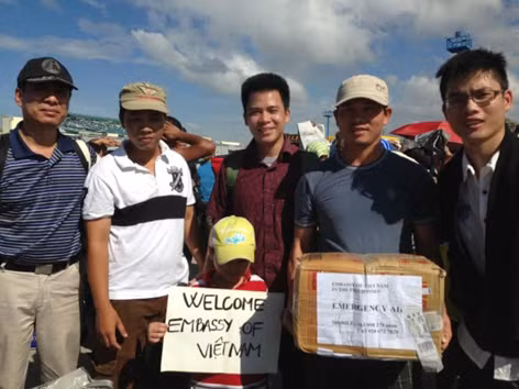 Hàng cứu trợ của Đại sứ quán Việt Nam tại Philippines đến với cộng đồng người Việt bị ảnh hưởng bão ở Tacloban. ảnh: Nghĩa Cang 