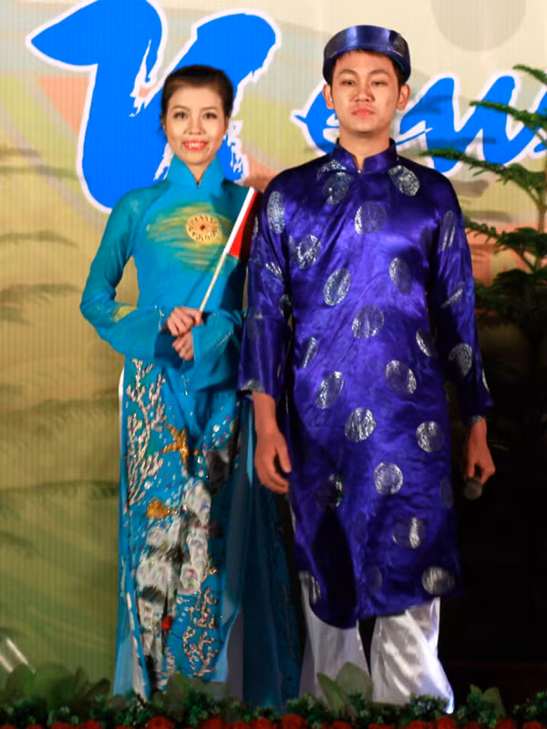 Khép lại màn trình diễn thời trang là Việt Nam với hình ảnh quen thuộc là áo dài 