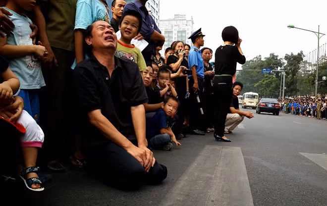 Đoàn xe đi qua nút giao thông Daewoo, nơi tiếng khóc ngất râm ran trong cả hàng chục nghìn người tiễn biệt. Ảnh: Zing News 
