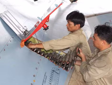 Vũ khí đầu tiên của Su-30MK2V là pháo GSh-30-1 cỡ 30mm (150 viên đạn) dùng cho không chiến tầm cực gần, ở cự ly mà tên lửa khó phát huy tác dụng. Trong ảnh là các kỹ thuật viên đang nạp đạn 30mm cho khẩu pháo đặt trong thân máy bay. (nguồn: Văn nghệ Quân đội)