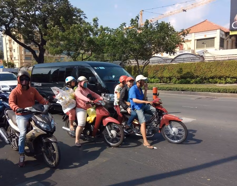 Người dân Sài Gòn 'vật lộn' với nắng nóng kéo dài ảnh 2