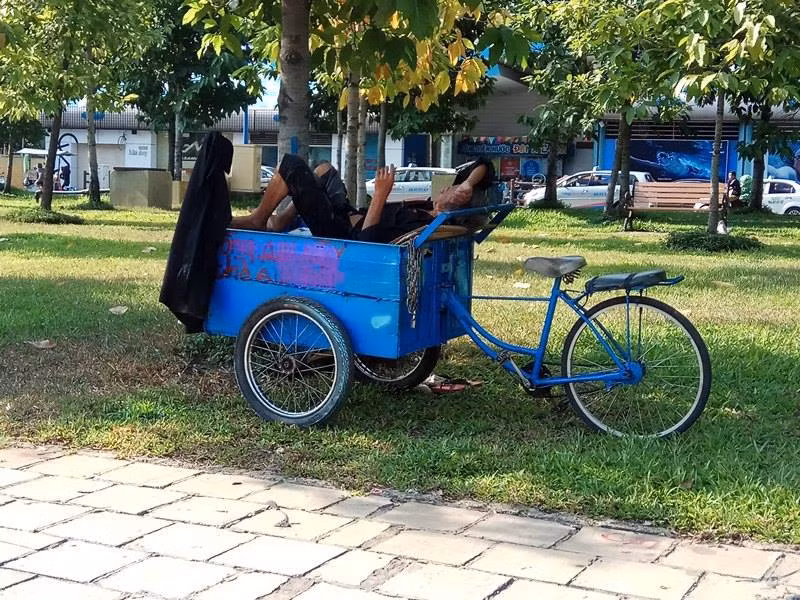 Người dân Sài Gòn 'vật lộn' với nắng nóng kéo dài ảnh 8