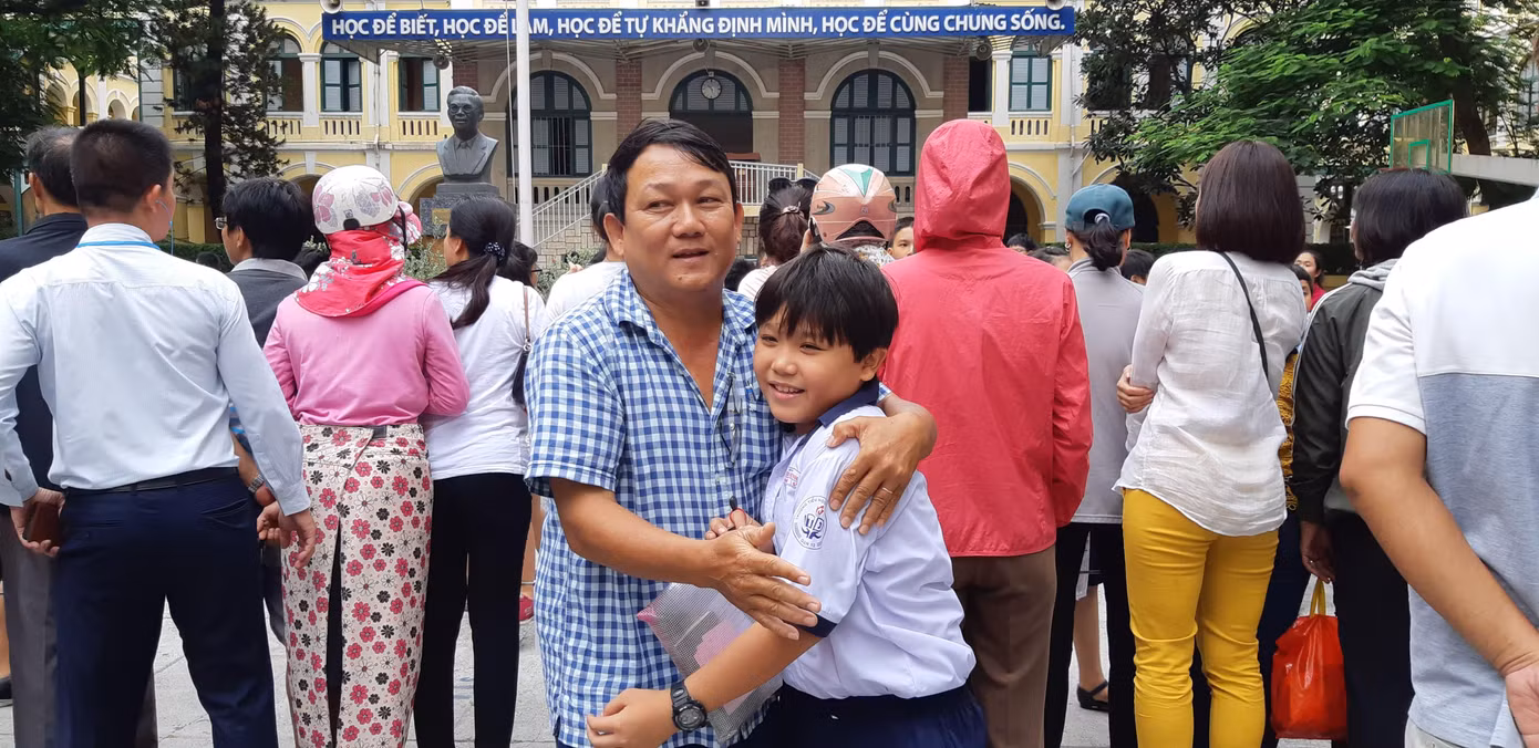 Phạt học sinh đẽo gạch trên mái nhà giữa trời nắng nóng: Hiệu trưởng nói gì? ảnh 1