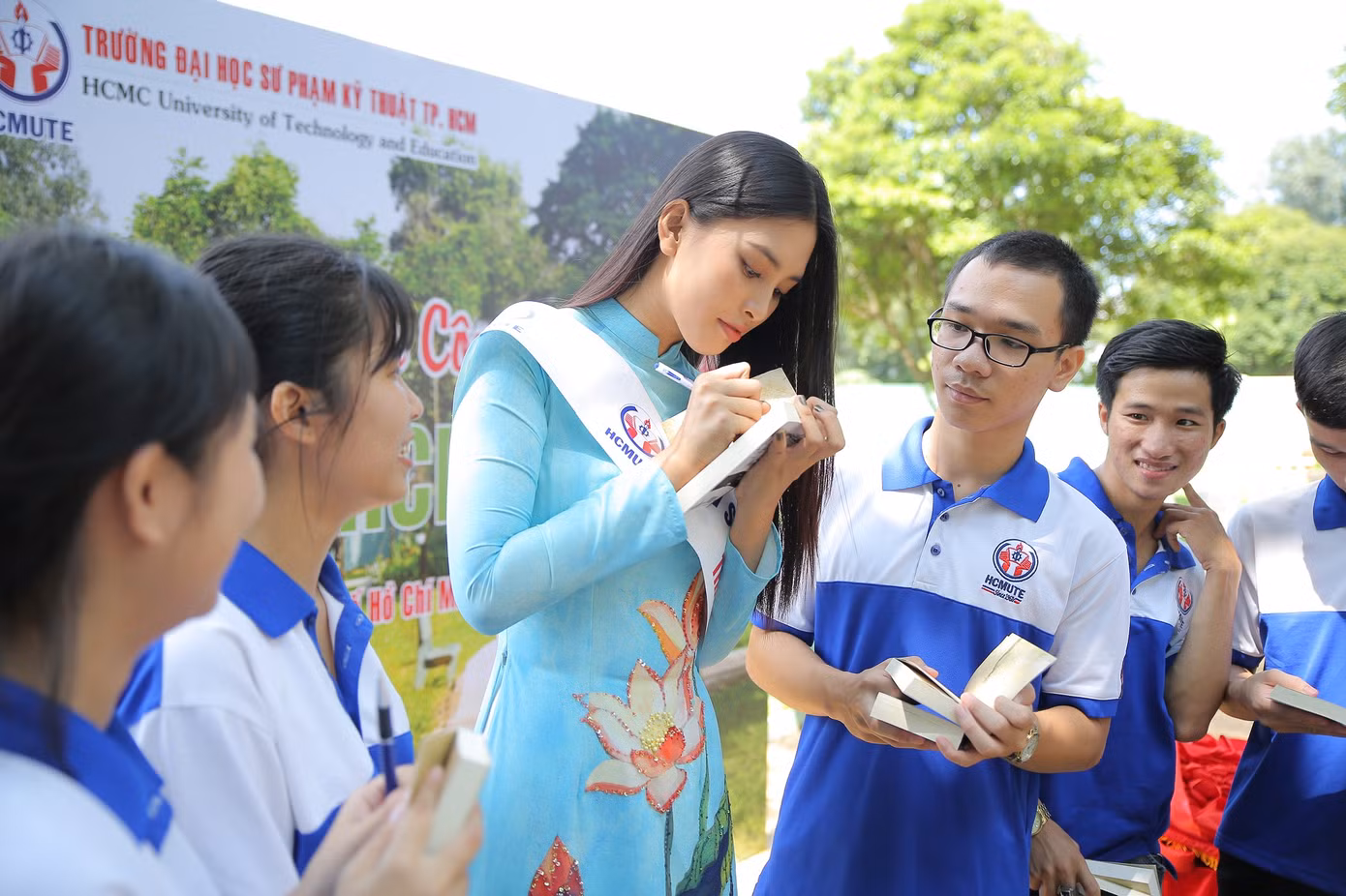 Hoa hậu Tiểu Vy làm Đại sứ Sinh viên Trường ĐH Sư phạm Kỹ thuật TPHCM ảnh 11