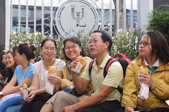Chùm ảnh giảng viên TPHCM háo hức đi làm nhiệm vụ kỳ thi THPT Quốc gia 2019 ảnh 3