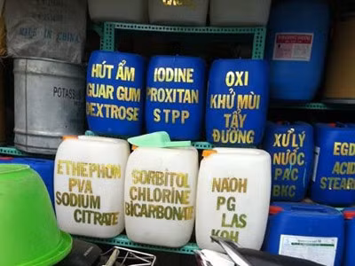 Hóa chất được đựng trong các can nhựa 10 lít, 25 lít, trong đó không ít loại dùng thúc chín trái cây và bảo quản trái cây nhưng hoàn toàn 