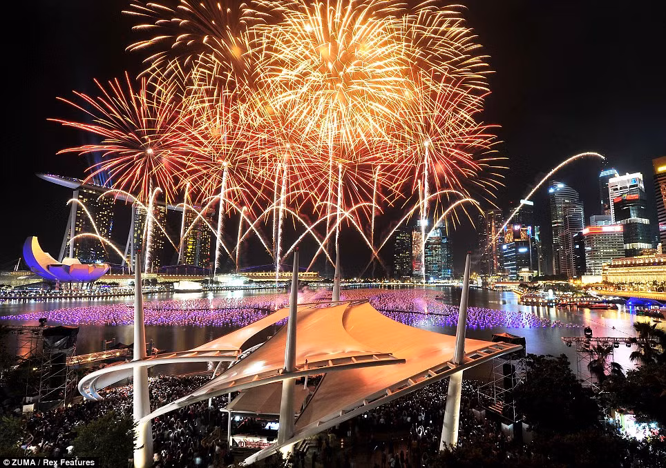 Vịnh Marina, Singapore sôi động với màn pháo hoa đón năm mới