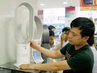 Kỹ sư Phạm Thành Sơn bên chiếc quạt Coex