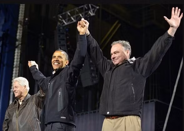 Ông Obama nắm tay cựu tổng thống Mỹ Bil Clinton và cựu thống đốc bang Virginia trong ngày 3 tháng 10